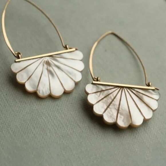 New ANTHRO Elegant Gold and Cream Shell Earrings - Picture 3 of 7